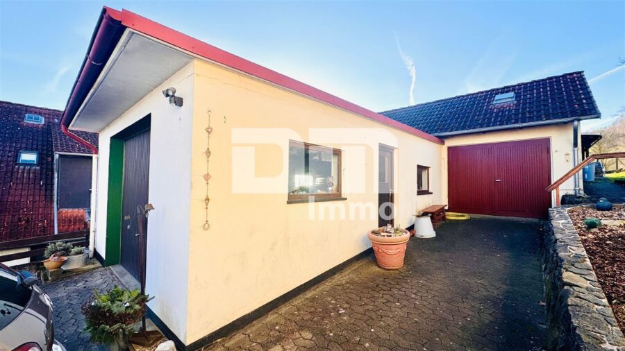 Ein-bis Zweifamilienhaus mit Anbauten auf 1.250 m² Traumgrundstück mit Panoramablick - 2x Garage + Anbau / Werkstatt